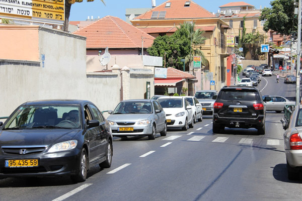 بالصور: أزمة مرورية وحركة تجارية وسياحية نشطة تشهدها مدينة يافا 